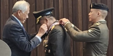 Berjasa Tingkatkan Kerja Sama Militer, Kasad Maruli Simanjuntak Terima Medali Kehormatan dari Singapura