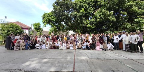 Tradisi Salam-Salaman saat Lebaran yang Melampaui Zaman