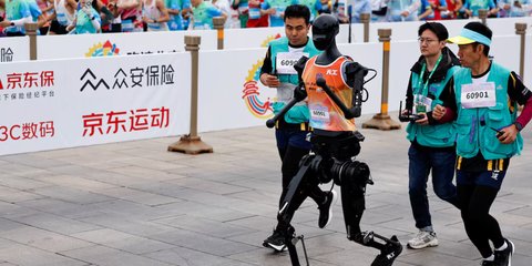 Robot Humanoid Ikut Maraton di China, Ada yang Tersesat hingga Terjatuh, Siapa yang Menang?