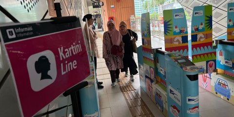 FOTO: Hari Kartini, Penumpang Perempuan Naik TransJakarta, MRT, dan LRT, Bayar Cuma 1 Rupiah