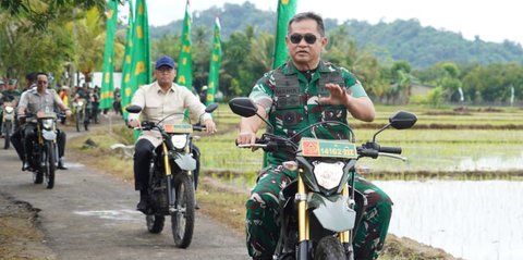 FOTO: Naik Motor Trail, Kasad dan Wamentan Resmikan Sarana Pengairan Ribuan Hektare Sawah di Sukabumi