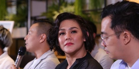 11 Foto Dapur Sissy Priscillia, Desain Interior Serba Putih yang Harmonis dengan Ruang Keluarga