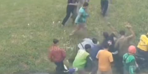 Begal Berpistol di Tangerang Nyerah Dikepung Warga, Tak Berkutik Dihajar Usai Motor Masuk Parit dan Ditinggal Teman