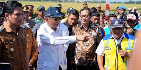 Panen Demplot Bersama Petani, Menteri PU Dorong Penerapan IPHA untuk Swasembada Pangan