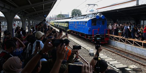 FOTO: Penampakan Kereta Listrik Pertama RI Ramaikan Parade 100 Tahun Operasional KRL di Indonesia