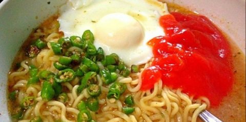 7 Makanan yang Dilarang Dikonsumsi Bersamaan dengan Mie Instant