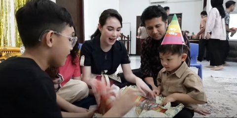 6 Potret Sederhana Perayaan Ulang Tahun Kale Anak Bungsu Arumi Bachsin, Dapat Kado Barongsai Malah Nangis