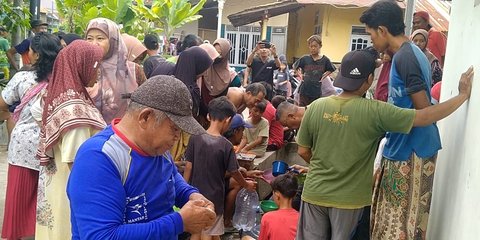 Warga Pekalongan Heboh Berebut Mata Air Dipercaya Sembuhkan Sakit, Ternyata dari Pipa PDAM Bocor