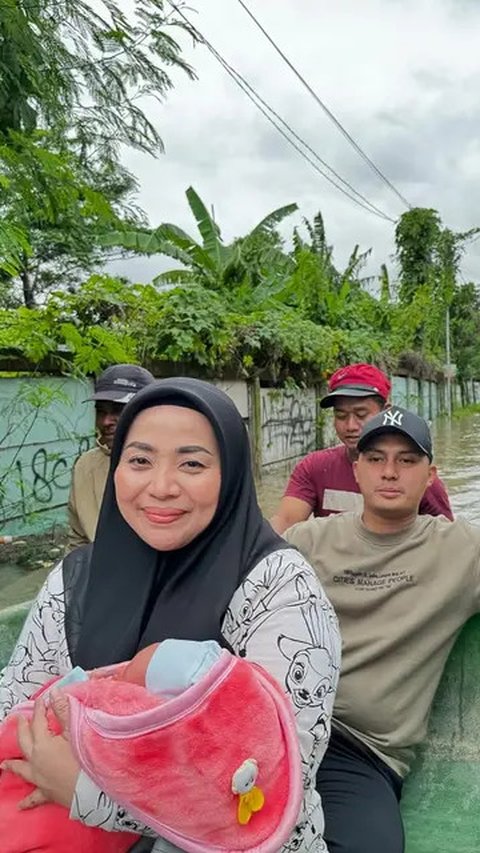 Potret Dapur Rumah Milik Muzdalifah yang Menampilkan Model Sederhana yang Kontras Dengan Kemewahan Klasik