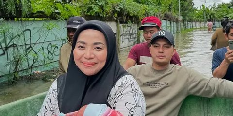 Potret Dapur Rumah Milik Muzdalifah yang Menampilkan Model Sederhana yang Kontras Dengan Kemewahan Klasik
