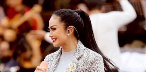 Dapur Mewah Bergaya American Milik Krisdayanti yang Menawan dan Elegan