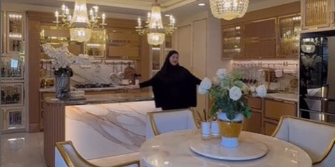 Potret Dapur Mewah Tasyi Athasyia Nuansa Serba Emas yang Elegan, Dilengkapi Perlengkapan Canggih!