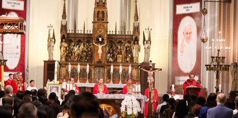 FOTO: Suasana Haru Misa Requiem Paus Fransiskus di Gereja Katedral Jakarta, Dihadiri Ribuan Umat Katolik