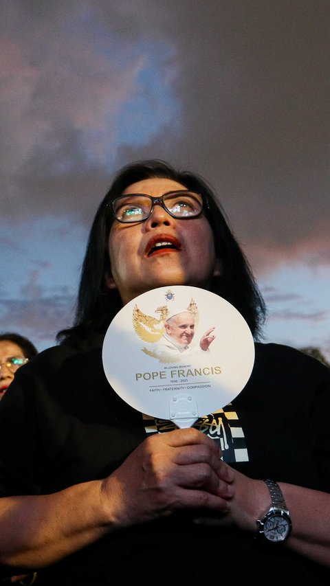 FOTO: Suasana Haru Misa Requiem Paus Fransiskus di Gereja Katedral Jakarta, Dihadiri Ribuan Umat Katolik