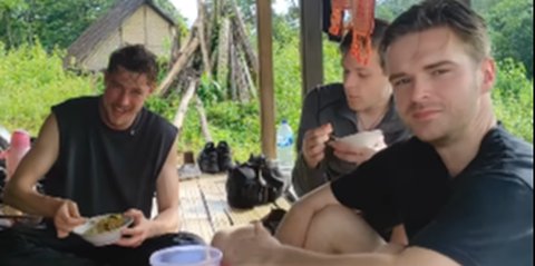 Gaya Para Bule Makan Makanan Sunda di Baduy, Netizen Justru Salfok ke Wajahnya