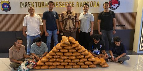 Buntuti Mobil, Polisi di Padang Akhirnya Temukan 47 Ganja Terbungkus Lakban