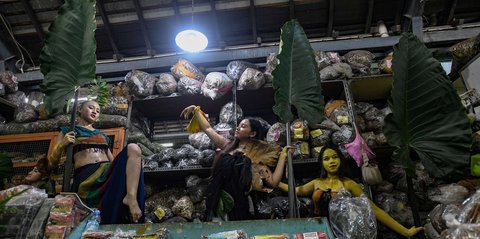 FOTO: Hari Tari Sedunia, Sejumlah Penari Gelar Pertunjukan di Tengah Pasar Gede Solo