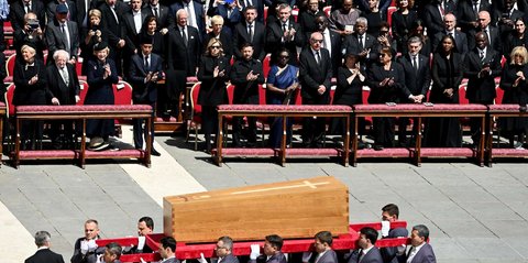 FOTO: Momen Jokowi Hadiri Upacara Pemakaman Paus Fransiskus, Duduk di Barisan Terdepan Sejajar dengan Donald Trump