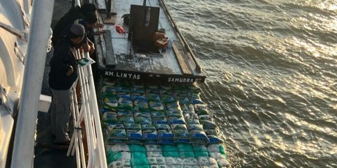 Bakamla Gagalkan Penyelundupan 5 Ton Beras dan 14 Ton Gula Pasir Asal Malaysia