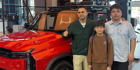 5 Potret Raffi Ahmad Gandeng Rafathar Kunjungi Pabrik Mobil Listrik di China, Jadi Inspirasi Generasi Muda