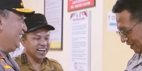 Kapolri Salut sama Anggota Usai Tugas Ngajar Anak Yatim, tapi Salfok ke Pangkat 'Kok Masih Bengkok-Bengkok'