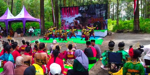 Momen Ratusan Penari Tradisional Berkumpul di Hutan Pinus Saling Unjuk Gigi