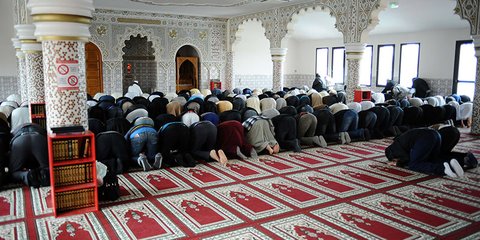 Pria Muslim Tewas Ditikam Bertubi-tubi Sampai 50 Kali Saat Salat di Masjid Prancis