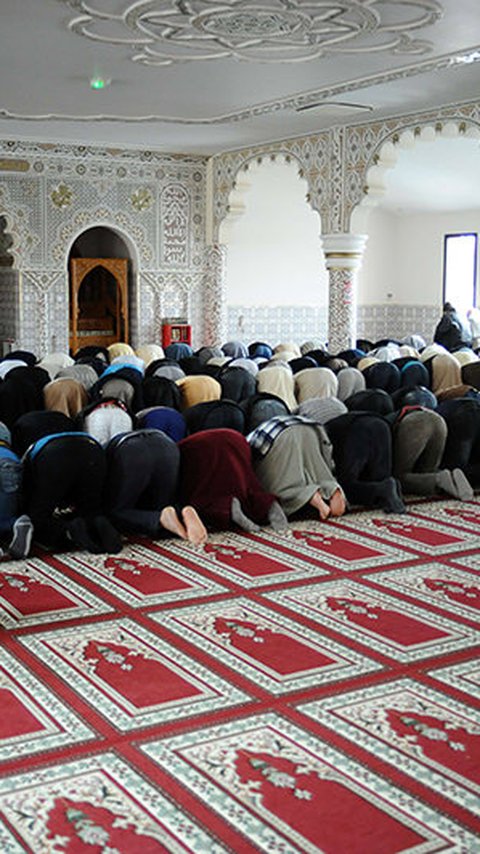 Pria Muslim Tewas Ditikam Bertubi-tubi Sampai 50 Kali Saat Salat di Masjid Prancis