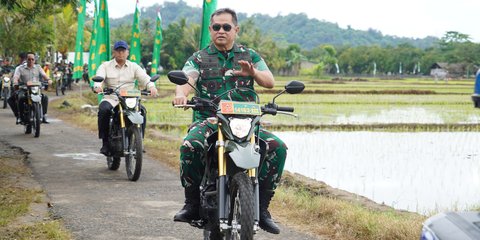 Senyum Bahagia Kasad Maruli Foto Bareng Perempuan Legend, Reaksi Sang Jenderal Bikin Istrinya Terkejut
