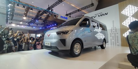 Wuling meluncurkan kendaraan niaga listrik, EV Van, di ajang PEVS 2025