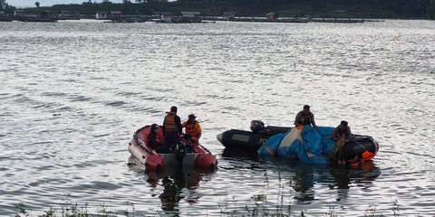 Dua Orang Wisatawan Penerbang Paralayang Jatuh di Waduk Gajah Mungkur