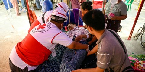 FOTO: 5 Hari Terkubur Reruntuhan Gempa Myanmar, Guru Ini Selamat Berkat Minum Air Kencing Sendiri