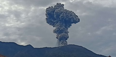 FOTO: Penampakan Gunung Marapi Erupsi Tiga Hari Berturut-turut, Kolom Abu Tertinggi Capai 1.500 Meter
