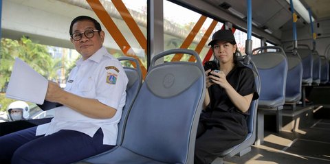 FOTO: Momen Pramono Anung Naik Transjakarta di Hari Pertama ASN Wajib Gunakan Transportasi Umum