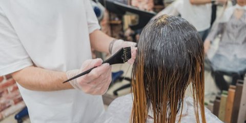 Apa Benar Pewarna Rambut Bisa Merusak? Ini Jawaban Pakar Kecantikan