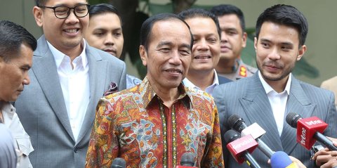 FOTO: Senyum Jokowi Laporkan Kasus Ijazah Palsu ke Polda Metro Jaya, Siap Diproses Digital Forensik
