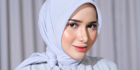 7 Potret Cantik Menawan Dilan Janiyar Berhijab, Auranya Langsung Berubah Timur Tengah Banget