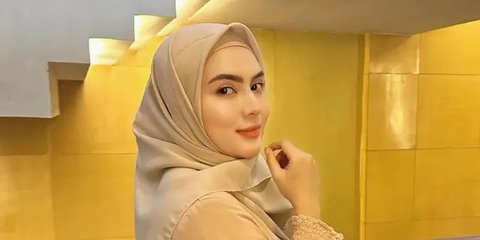 7 Potret Cantik Artis Keturunan Pakistan Berhijab, Aura Perempuan Arabnya Makin Bersinar