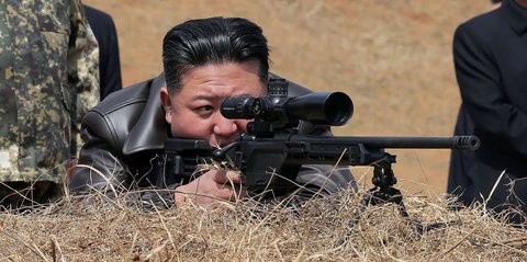 FOTO: Mirip Sniper, Ini Aksi Kim Jong-un Saat Jajal Senapan Canggih Terbaru Buatan Korea Utara