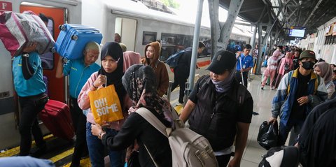 FOTO: Arus Balik Lebaran 2025, Ratusan Ribu Pemudik Kembali ke Jakarta Naik Kereta Api Jarak Jauh