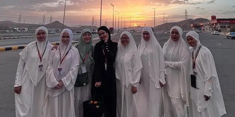 7 Potret Tissa Biani Umroh Bareng Pemain Film 'Assalamualaikum Baitullah', Ada Michelle Ziudith hingga Asma Nadia