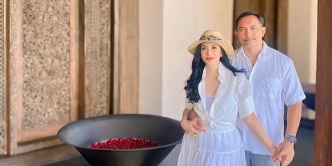 7 Potret Romantis Diah Permatasari dan Suami Rayakan Anniversary ke-28, Unggah Foto Masa Awal Pacaran