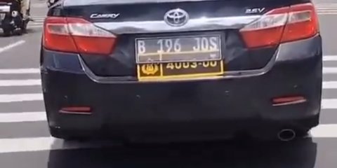 Viral Nopol Mobil 'Melorot' Ketahuan Pelat Ganda, Ternyata Nomor Dinas Rahasia Milik Mabes Polri
