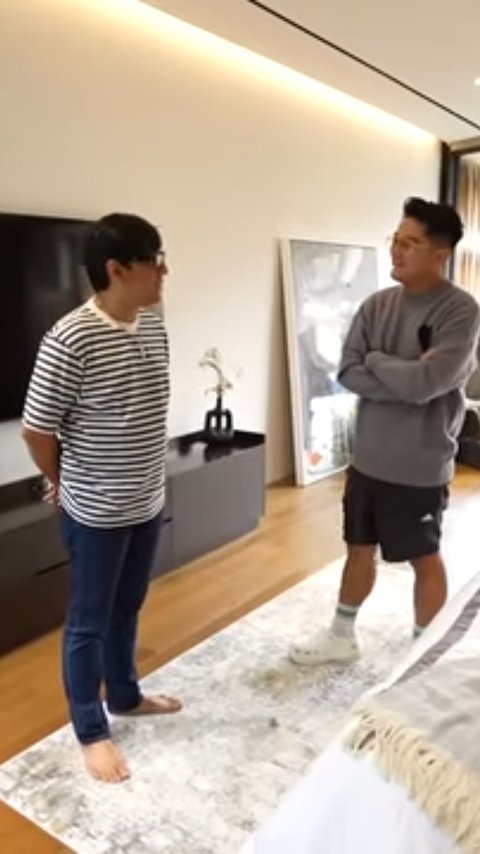 6 Potret Kamar Super Cozy Boy William, Vibes ala Hotel Berbintang dengan Pemandangan Kolam Renang