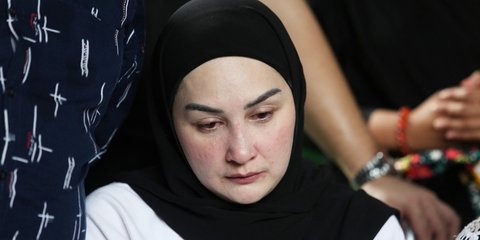 Potret Pemakaman Ayah Mona Ratuliu Penuh Haru, Keluarga & Kerabat Tak Kuasa Menahan Air Mata