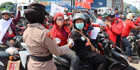 Aksi Simpatik Polwan Beri Air dan Roti ke Buruh di Perayaan May Day