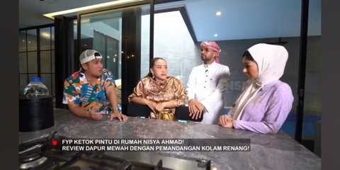 5 Potret Mewah Dapur Nisya Ahmad, Konsep Open Space di Samping Kolam Renang - Elegan dengan Sentuhan Warna Emas