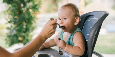Mitos atau Fakta: Benarkah Bayi Laki-laki Lebih Banyak Makan Dibanding Bayi Perempuan?