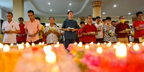 FOTO: Mengintip Prosesi Perayaan Waisak di Aceh yang Berlangsung Khidmat