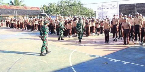 Puluhan Anggota TNI Turun Langsung ke SMA di Sukabumi untuk Didik Kedisiplinan